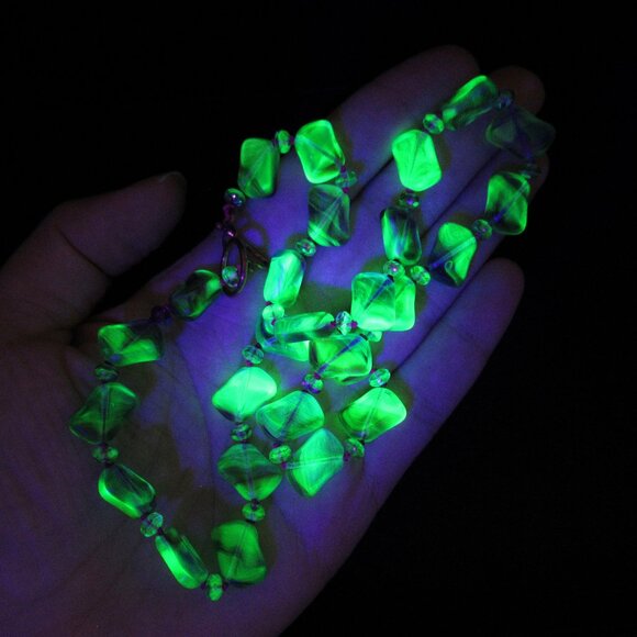 Uranium glass bead Necklace - Picture 1 of 9